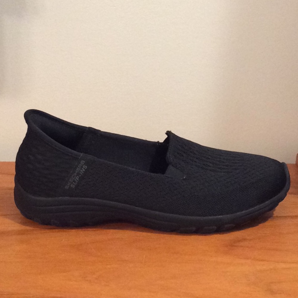 Women’s Sketchers black slip on Shoes. Sz. 9